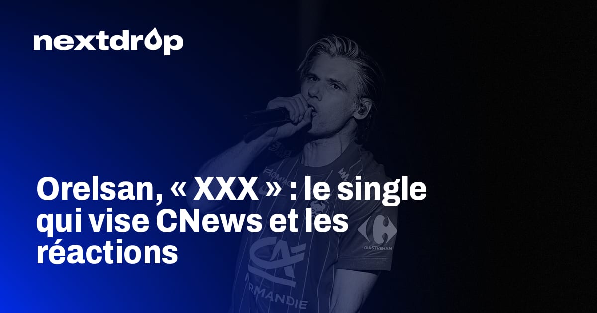 Orelsan sur scène, en maillot du SM Caen, pour la sortie de son single XXX